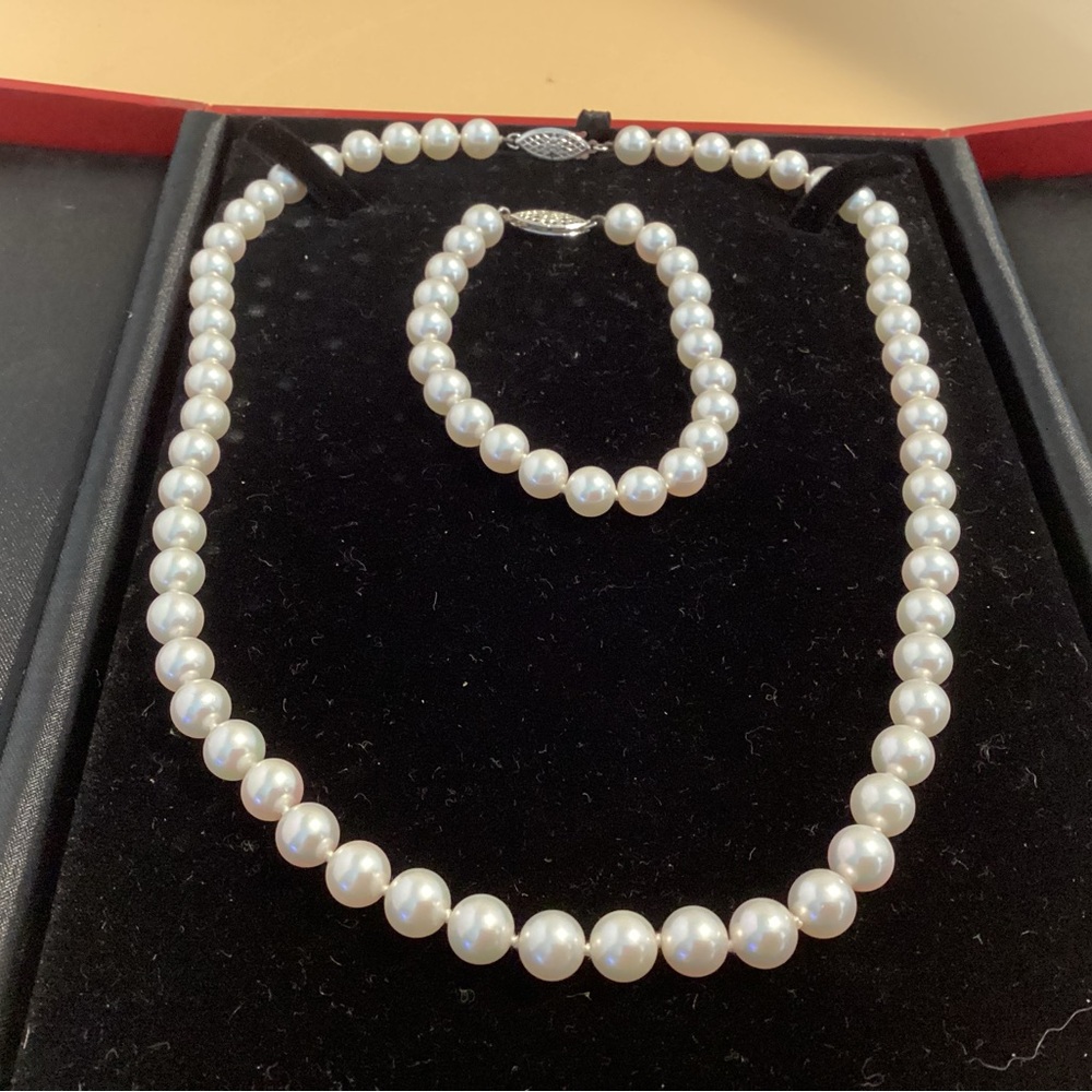 Timeless White Pearl Necklace and Matching Bracelet Jewelry